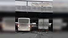 И автобус не пройдет: "Мост глупости" в Петербурге поймал сразу две жертвы