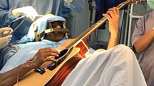 Пациент играл на гитаре во время операции на мозге