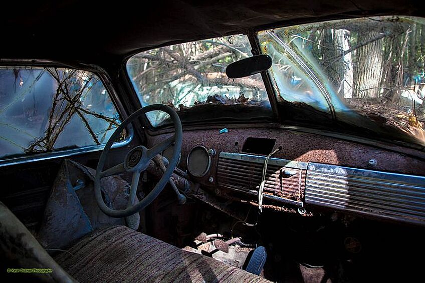 Одна из самых популярных машин Льюиса — это «форд» 1940 года, использованный в фильме «Убийство в округе Коуэта» (1983) с участием Джонни Кэша и Энди Гриффита.