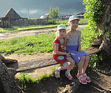 В Кусе нашли скамейку, вросшую в тополя