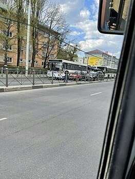 На Горького после ДТП автобуса с двумя легковушками полностью перекрыто движение к центру
