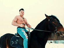 "Самый красивый" депутат из Кирова поздравил россиянок