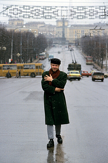 Борис Моисеев во время прогулки по Москве, 1994 год
