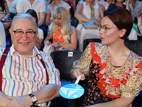 Отдыхающий с молодой женой Евгений Петросян не расстается с бутылкой