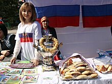 Красивая одежда и танцы — ярмарка с участием посольств проходит в Бишкеке