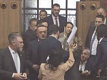 В парламенте Сербии произошла потасовка