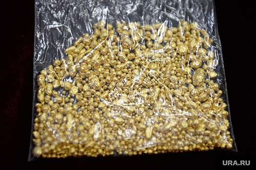 Пассажиры из Кольцово и Внуково с золотыми цепями попались на схожей контрабанде