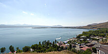 Туристы со всего света приезжают в Армению полюбоваться красотами озера Севан