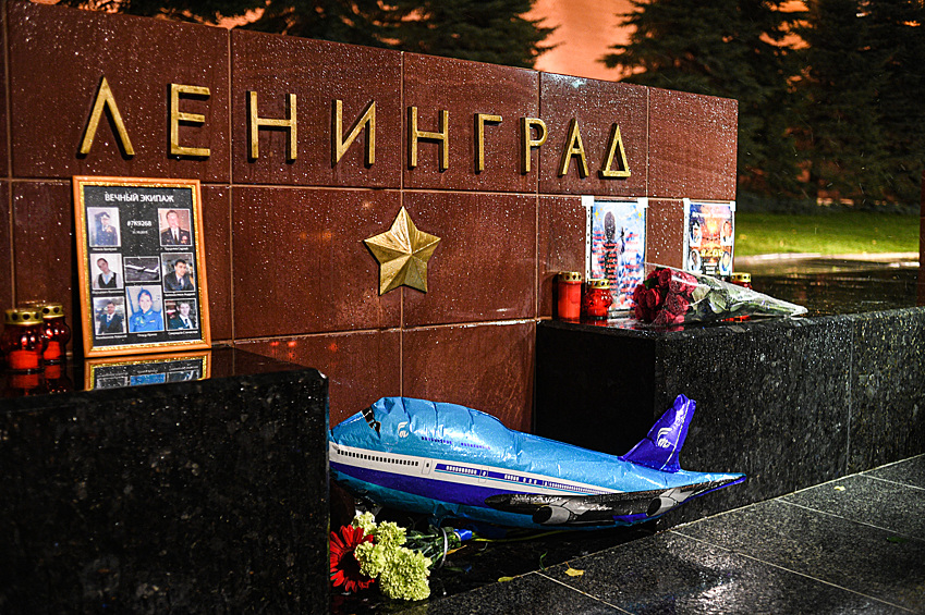 Цветы и лампады со свечами у стелы "Ленинград" в Александровском саду в память о погибших в результате крушения самолета А321 над Синайским полуостровом, 2015 год