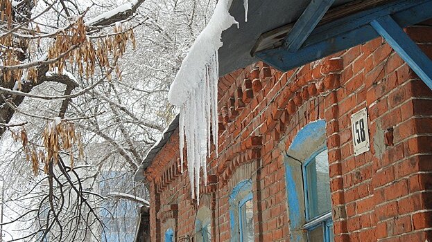 Жительница Саратова попала в больницу после падения глыбы льда