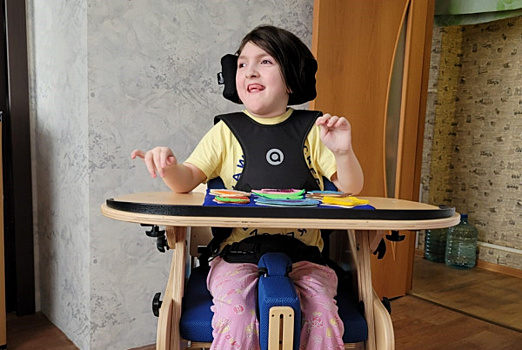 Рука помощи: самарские дети с инвалидностью получили коляски, подъемники и кресла