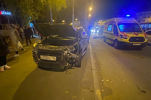 На Уралмаше легковушка въехала в толпу людей на остановке: есть погибшие