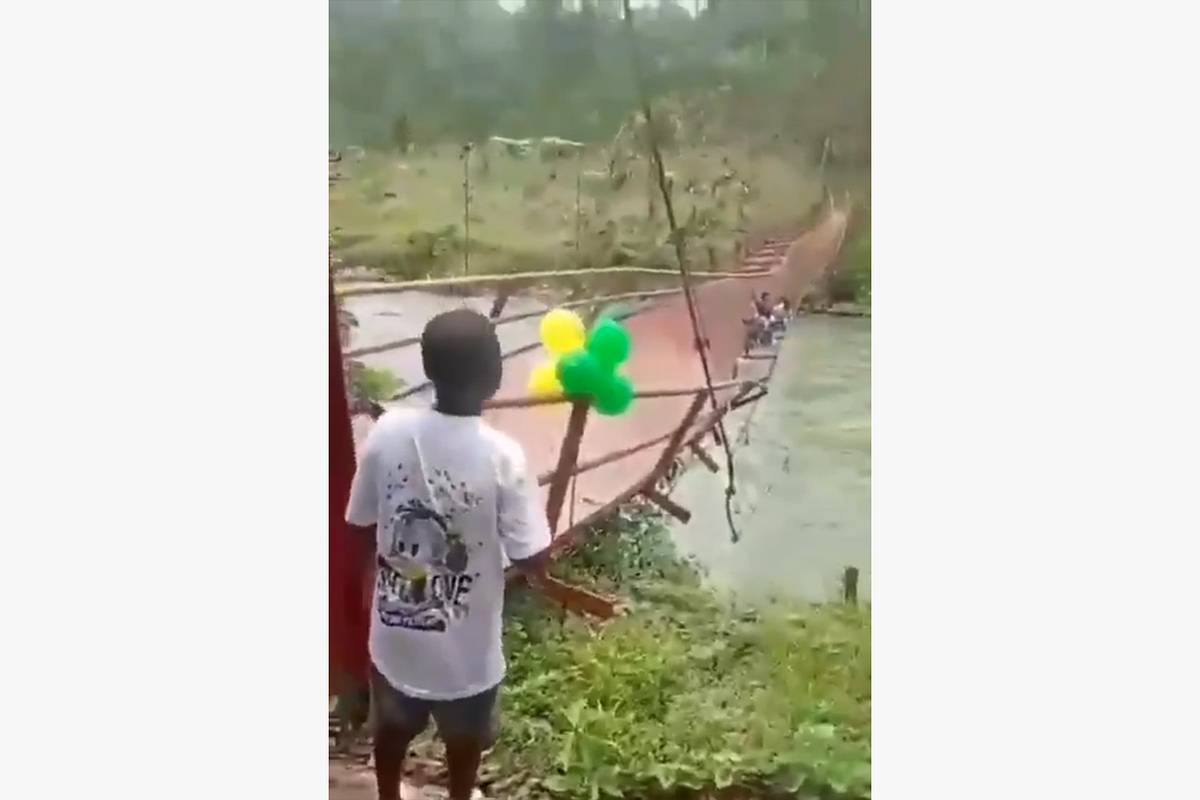 Новый мост рухнул в реку вместе с мэром во время церемонии открытия