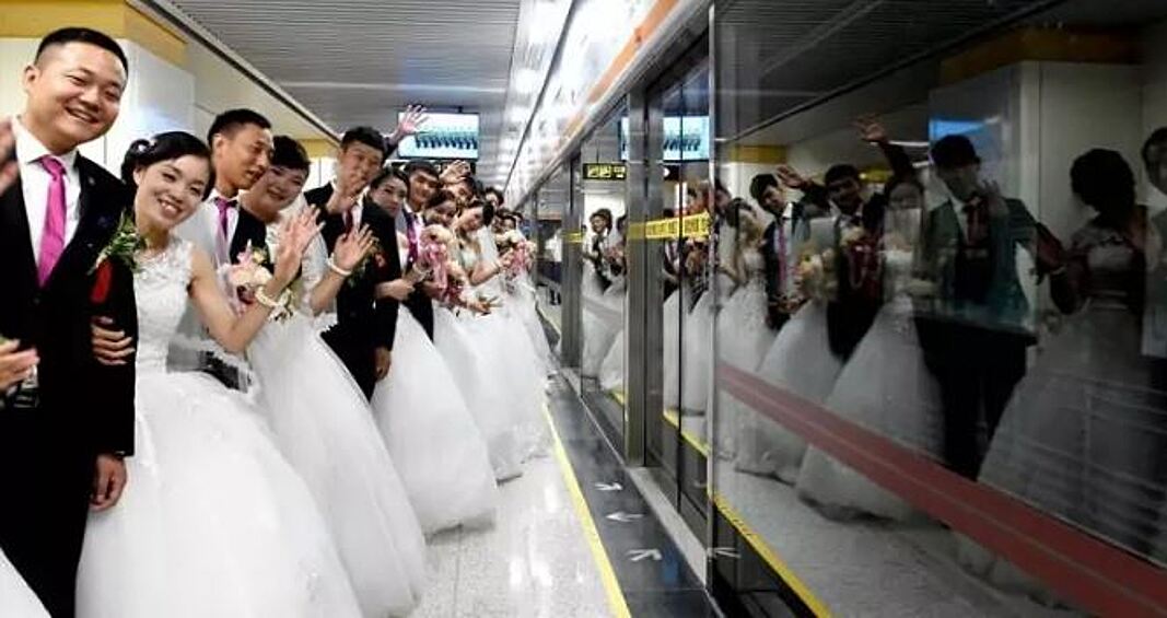 Кстати, эту идею подхватило не только наше общество. На Востоке также любят "погулять" на свадьбе по метрополитену.