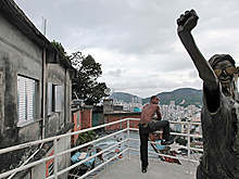 Украденные со статуи Майкла Джексона в Рио очки нашлись в трущобах