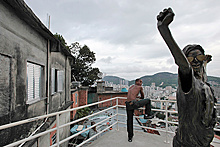 Украденные со статуи Майкла Джексона в Рио очки нашлись в трущобах
