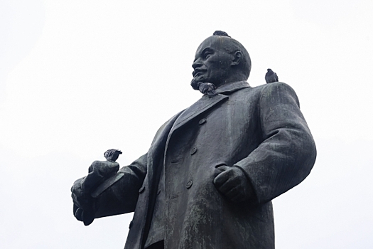 В Ирбите решили снять костюмы Деда Мороза и Снегурочки с исторических памятников