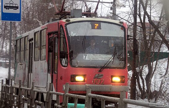 В Екатеринбурге на Эльмаше из-за столкновения машин встали трамваи
