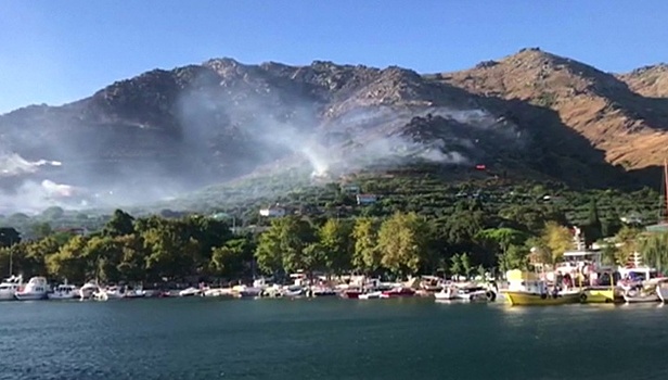 Тысячи туристов эвакуировали с горящего острова в Греции