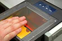 В Японии хотят заменить деньги на отпечатки пальцев