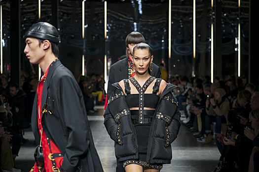 Боксерские шорты, фанатские шарфы и кожаные портупеи в новой мужской коллекции Versace