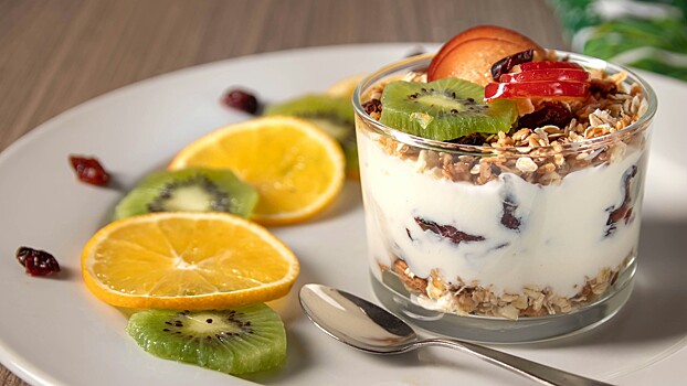 Греческий йогурт и другие молочные продукты, в которых мало сахара