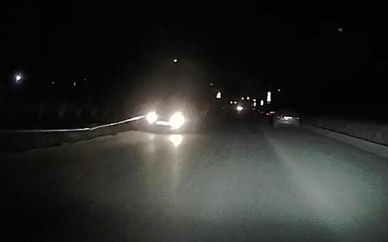 Тротуарная плитка на дороге стала причиной аварии в Рязани