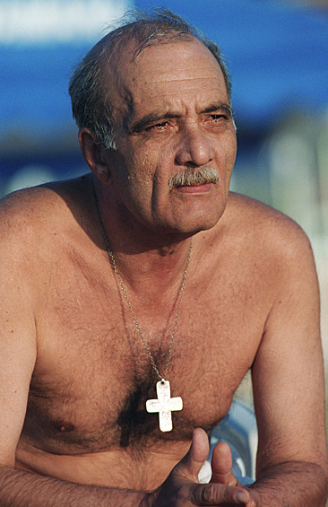 Георгий Данелия на берегу Средиземного моря, 1995 год