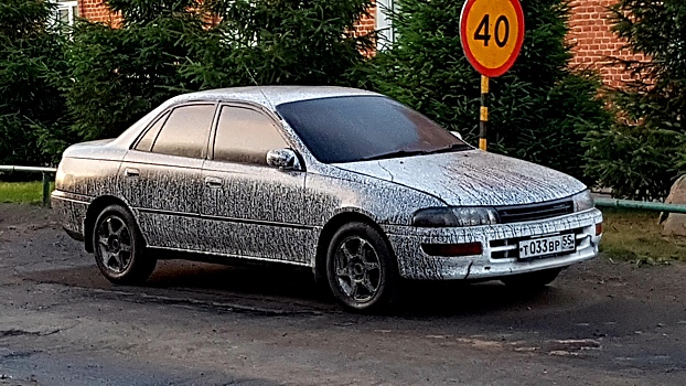 В центре Омска машины облили битумом