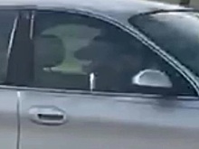 На видео попала собака, целый час нарезавшая круги на машине