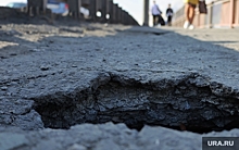 Жители Копейска пожаловались на дыру в асфальте на оживленном перекрестке