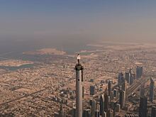 Стюардесса забралась на самое высокое здание в мире