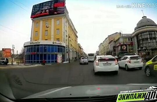 «Да все Приморье так делает»: видео инцидента на дороге обсуждают в Сети