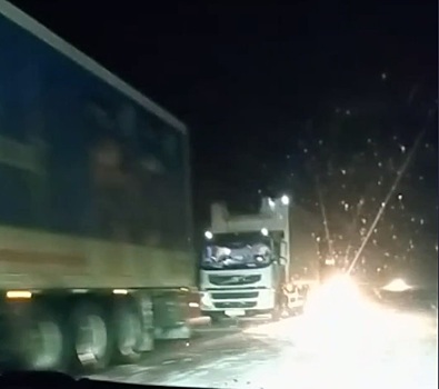 На трассе «Оренбург-Орск» образовалась двухкилометровая пробка из большегрузов