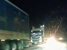 На трассе «Оренбург-Орск» образовалась двухкилометровая пробка из большегрузов