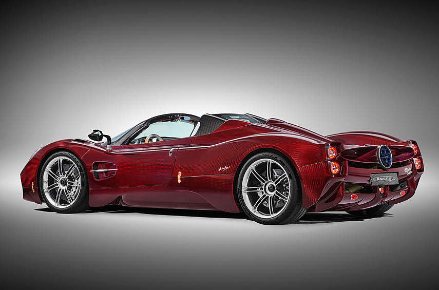 Опциональный пакет Sport Pack предусматривает сиденья с каркасом из композитного материала Carbo-Titanium (из него же изготовлены подрулевые лепестки, селектор трансмиссии и подвижные щитки сзади), облегчённую на 20 процентов кожаную отделку, выхлоп из титана с покрытием керамикой и колпаки Aeroblade.