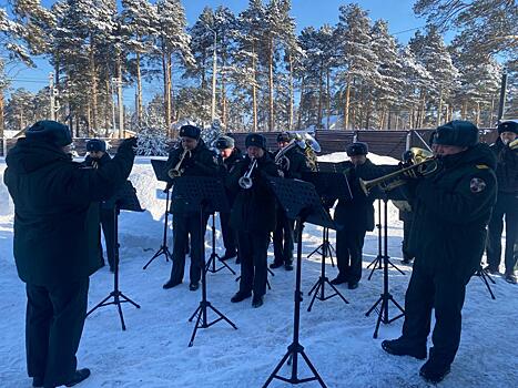 В Томске для ветерана Великой Отечественной войны выступил военный оркестр