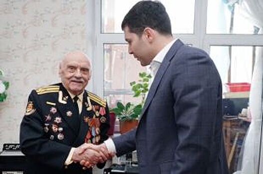 Антон Алиханов передал ветерану поздравление с 95-летием от Президента РФ