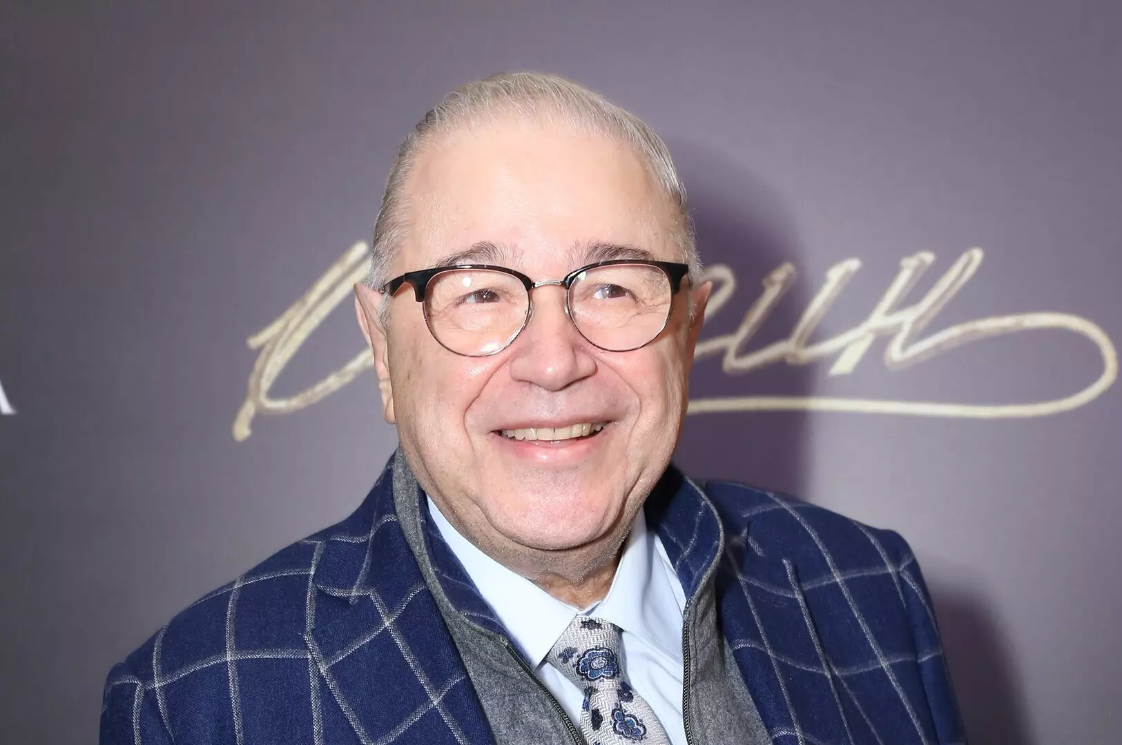 79-летнего Евгения Петросяна заподозрили в романе с молодой девушкой