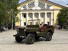 В Оренбурге перед филармонией начала работу выставка ретро-автомобилей