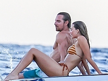 Новые фото Марго Робби в купальнике на яхте восхитили фанатов