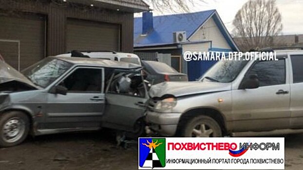 ДТП с тремя машинами и деревом произошло в Самаре