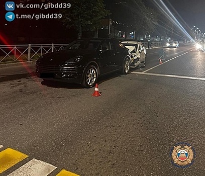На Московском проспекте неугомонная легковушка вытолкала на «зебру» машину, которая остановилась на красный