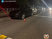 На Московском проспекте неугомонная легковушка вытолкала на «зебру» машину, которая остановилась на красный