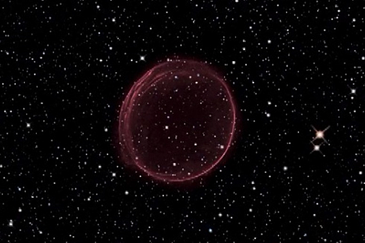 НАСА поделилось снимком алого космического пузыря