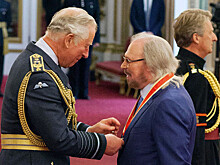 Принц Чарльз посвятил члена Bee Gees в рыцари