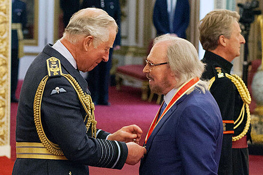 Принц Чарльз посвятил члена Bee Gees в рыцари