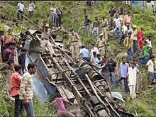 В Индии переполненный автобус упал в ущелье — много погибших