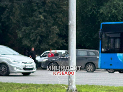 Соцсети: мальчик на велосипеде угодил под колеса машины в центре Кемерова