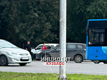 Соцсети: мальчик на велосипеде угодил под колеса машины в центре Кемерова